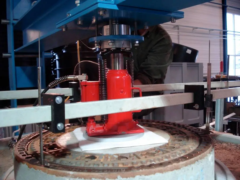 Manhole EN13598 2 Class E LoadTest